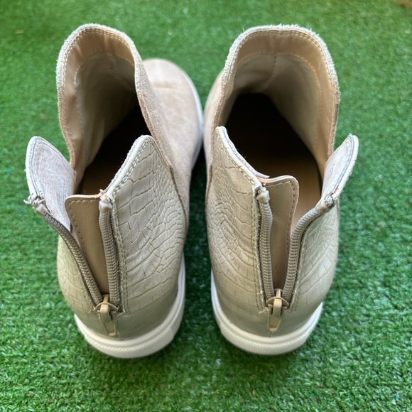 Steve Madden Women’s Leather Rubber Sole Booties Shoes Cream Size 9.5 - Picture 5 of 8